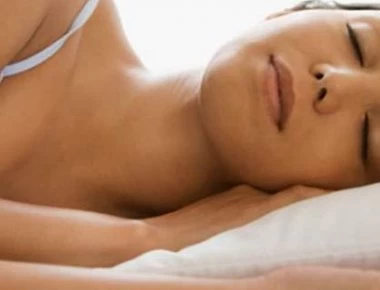 «Τινάζεσαι» στον ύπνο σου; Δες τι σημαίνει (βίντεο)